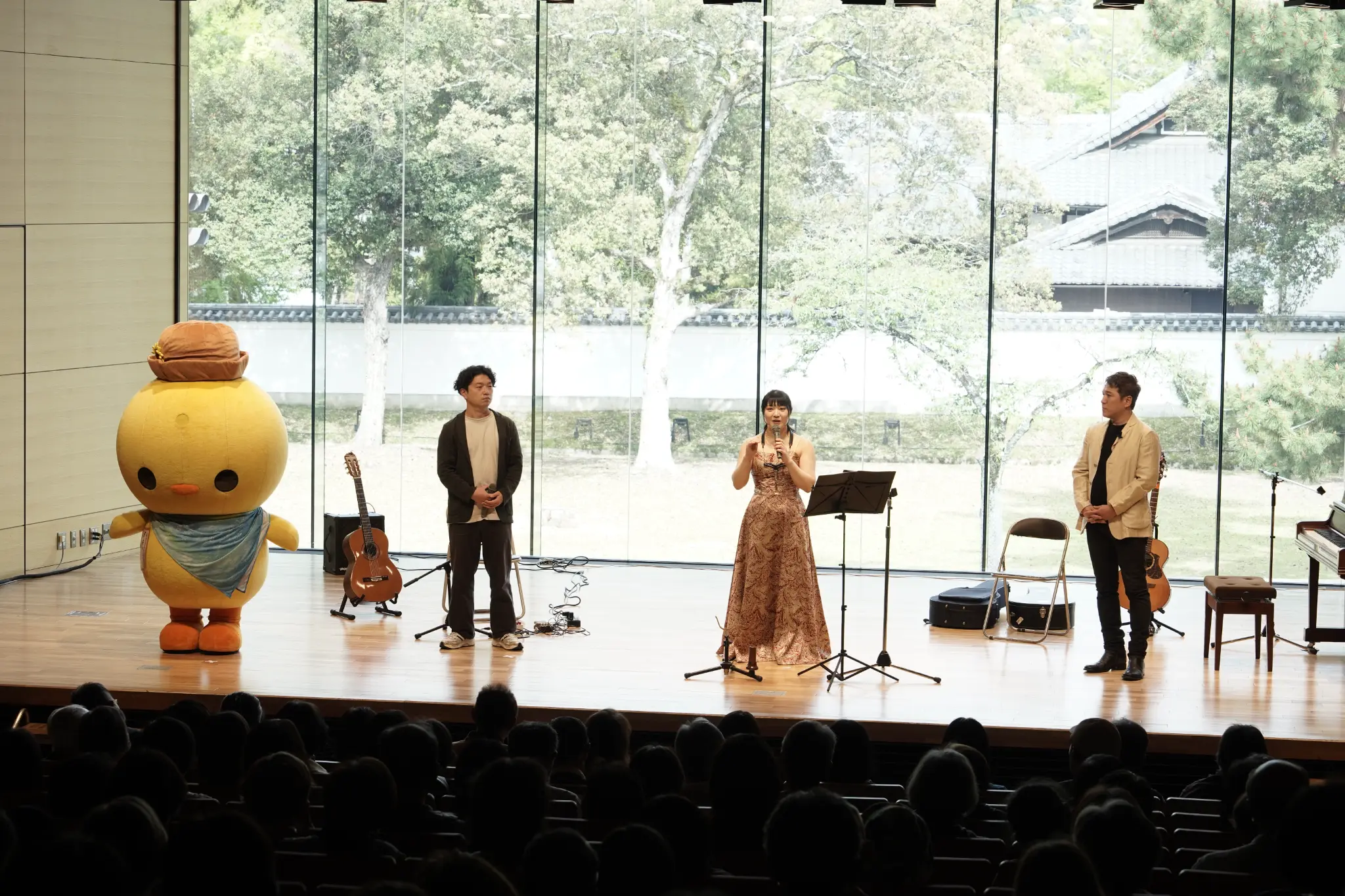 ステージ上の演奏者とぴよっきー