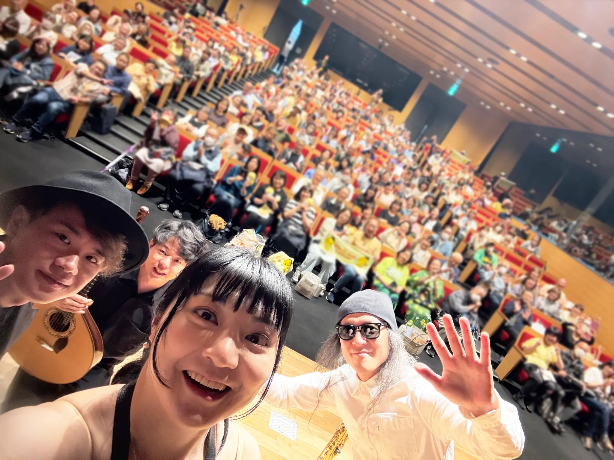 演奏後の集合写真・満員の客席